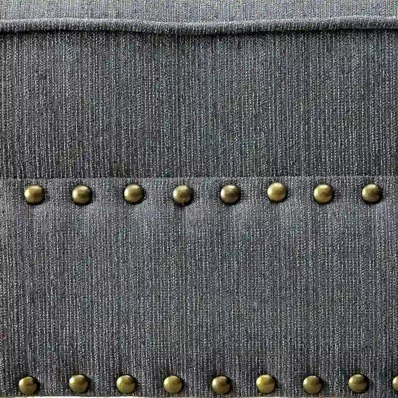 Chauffeuse en tissu de style transitoire avec clous décoratifs