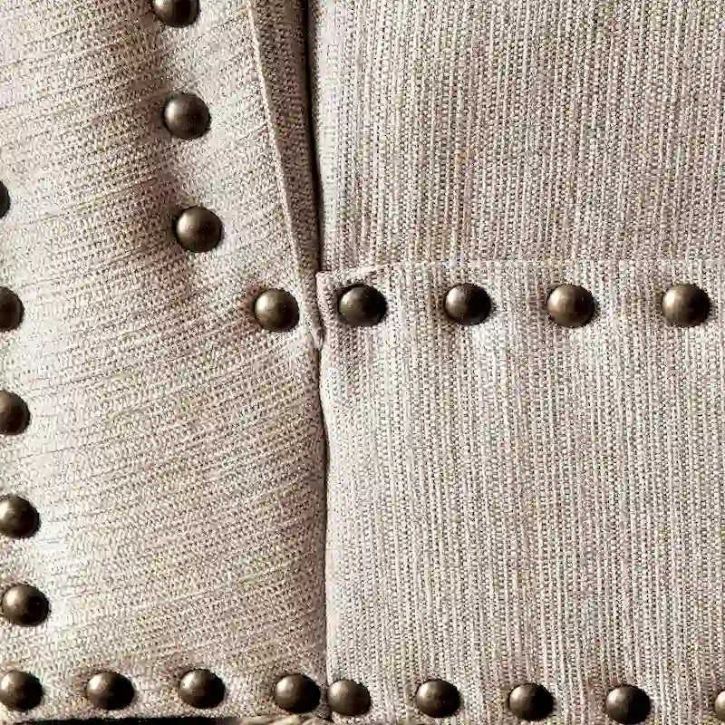 Chauffeuse en tissu de style transitoire avec clous décoratifs